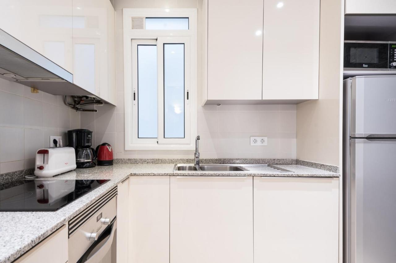 Spacious 3 Bed Apt In The Heart Of Sant Antoni Barcelona Exterior photo