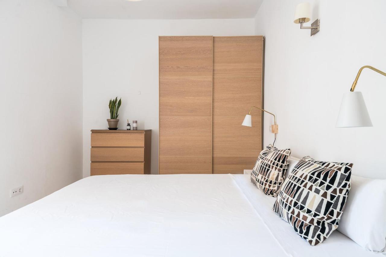 Spacious 3 Bed Apt In The Heart Of Sant Antoni Barcelona Exterior photo