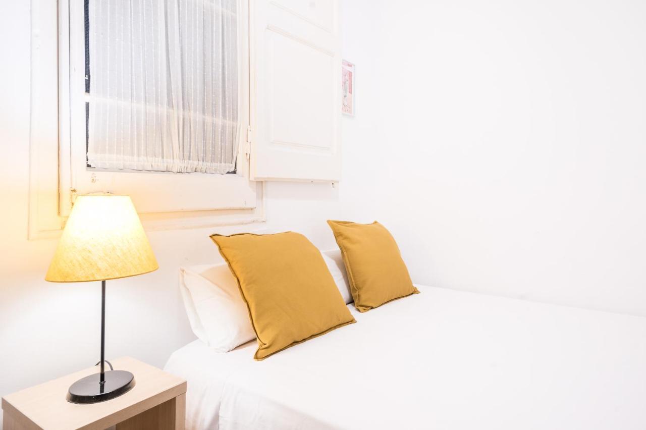 Spacious 3 Bed Apt In The Heart Of Sant Antoni Barcelona Exterior photo